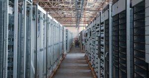 Un data center visto dall'esterno, con le file di impianti di raffreddamento