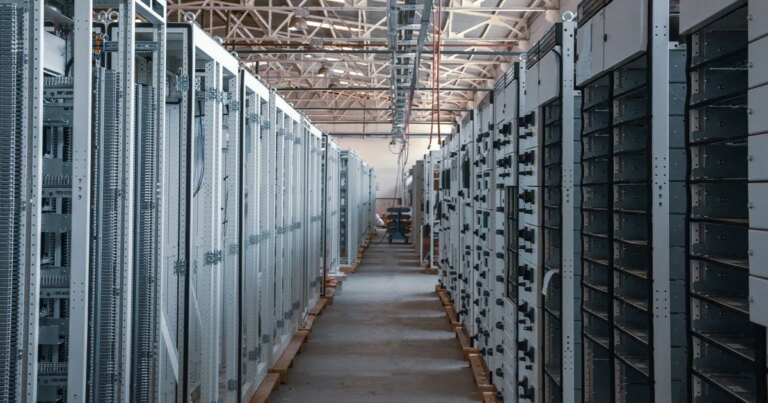 Home - datacenter Un data center visto dall'esterno, con le file di impianti di raffreddamento