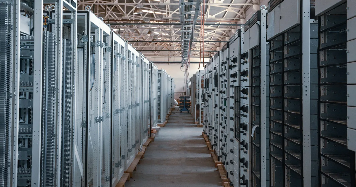 Un data center visto dall'esterno, con le file di impianti di raffreddamento